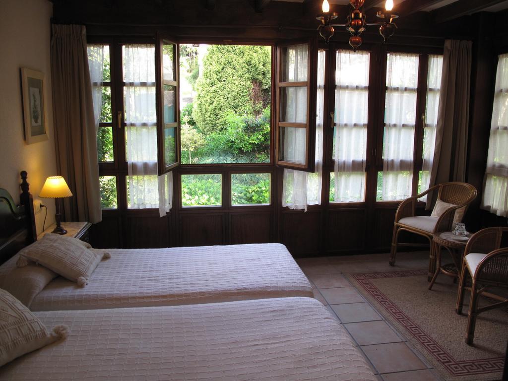 Trisqueles Y Buganvillas Villaviciosa  Bilik gambar
